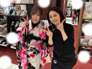 TAKAZEN東京表参道店Flagshipでグレーのピンクで可愛いお振袖をご契約いただいたお客様の紹介。バラ柄でキュートなお振袖