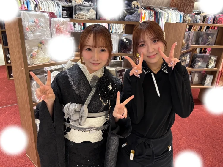 TAKAZEN東京表参道店Flagshipで黒色のイマドキ振袖をフォトプランでご契約いただいたお客様のご紹介。