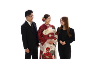 TAKAZEN東京表参道店Flagshipで前撮り撮影会。家族の皆様でショット。白背景で上品に。