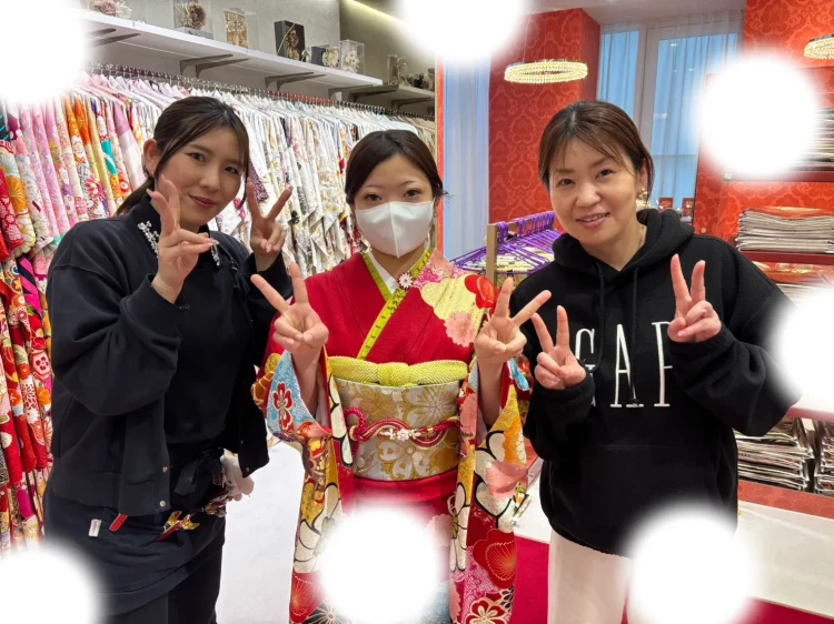 大阪梅田で結婚式のお振袖探しならTAKAZEN　古典柄お振袖で結婚式出席するお客様の試着の様子