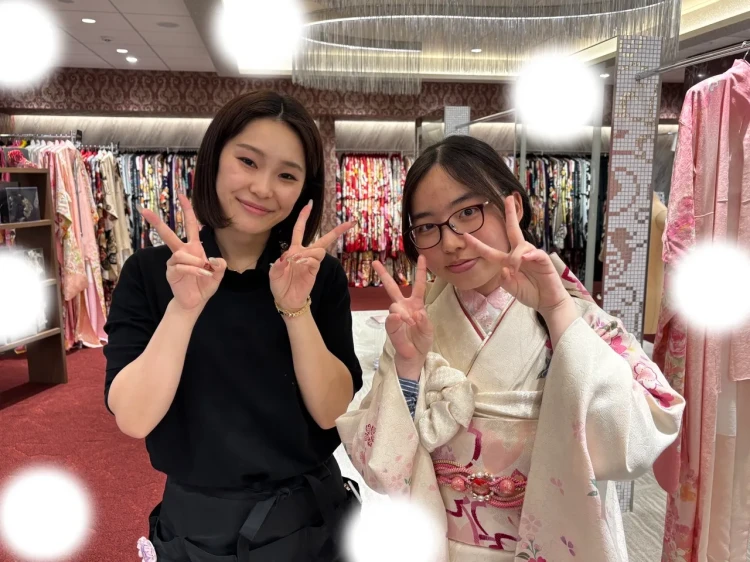 TAKAZEN東京表参道店Flagshipで白とピンクの古典お振袖を試着していただいたお客様のご紹介です。