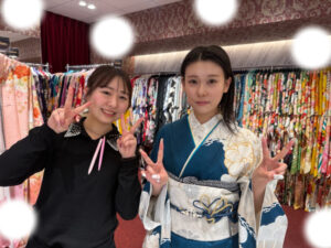 TAKAZEN東京表参道店Flagshipで青色のお振袖をレンタルでご契約いただいたお客様。青地に白いお花でお上品なコーディネート。