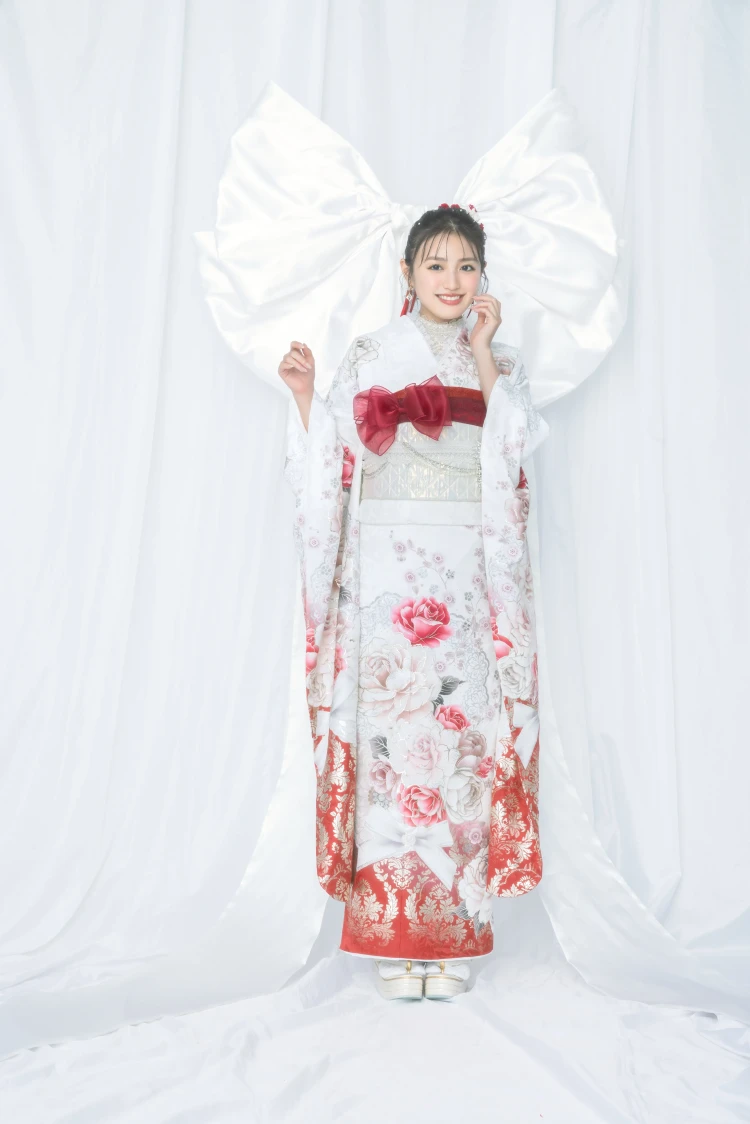 渋谷区、港区で振袖レンタルをお探しの方へ。大人気ヘップバーンシリーズのコスメカラーの赤色お振袖のご紹介