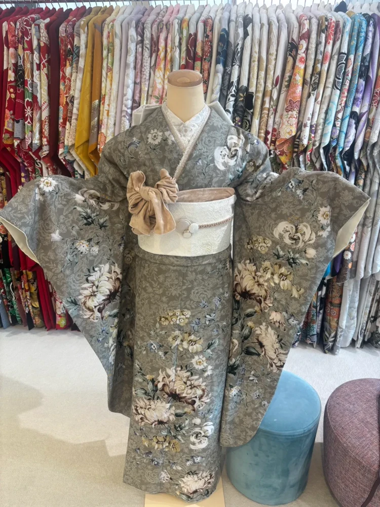 緑のくすみカラーレトロお振袖でおススメコーディネート