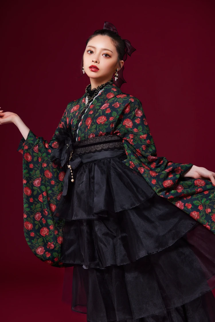 Shihoが着こなすエレガントなドレス袴