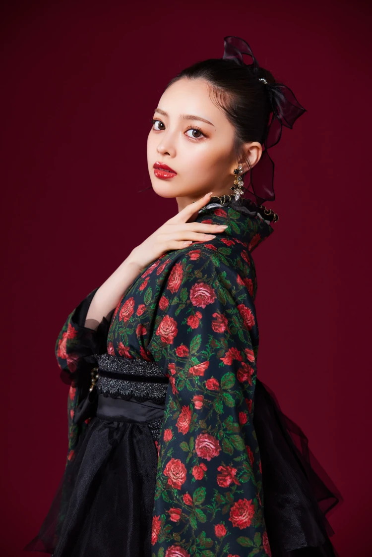 Shihoが着こなすエレガントなドレス袴