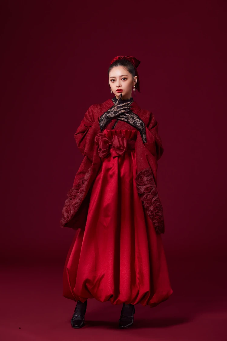 Shihoが着こなすオールレッドのドレス袴