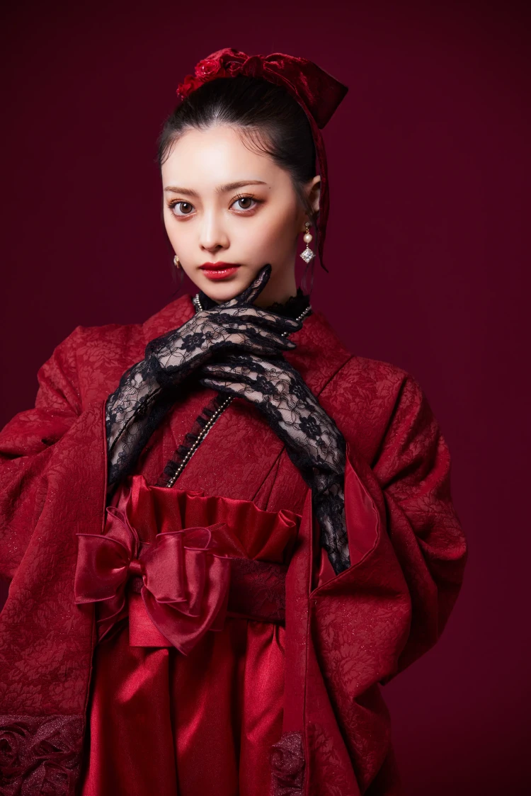 Shihoが着こなすオールレッドのドレス袴