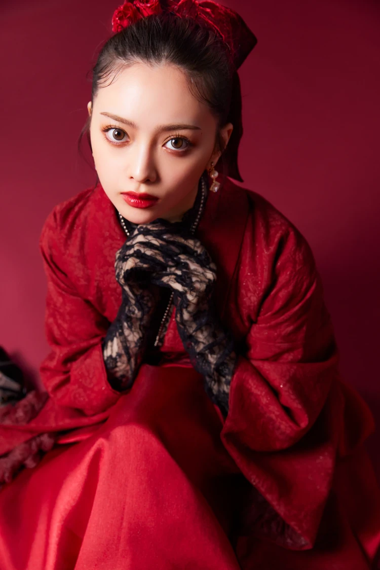 Shihoが着こなすオールレッドのドレス袴