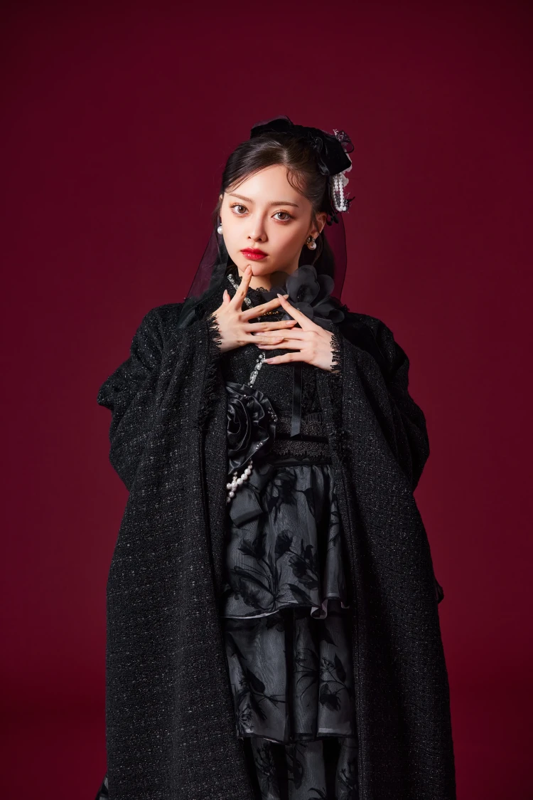 Shihoが着こなすエレガントなドレス袴