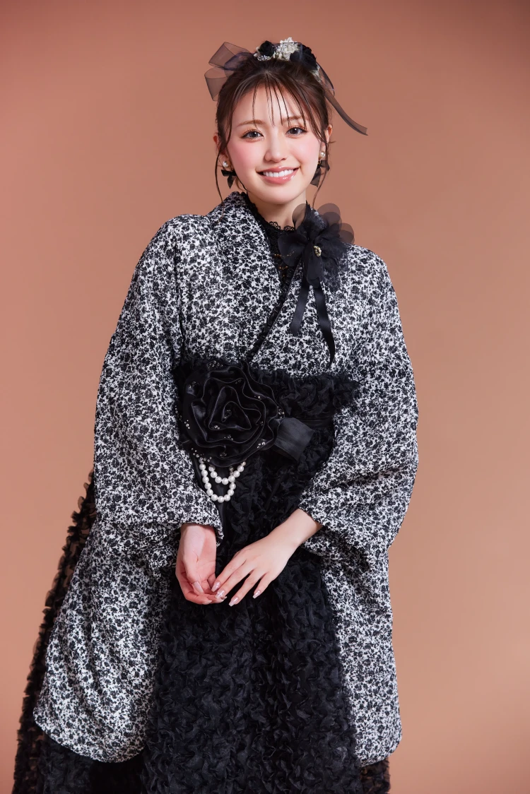 香音が着こなすヘップバーンのバルーン袴