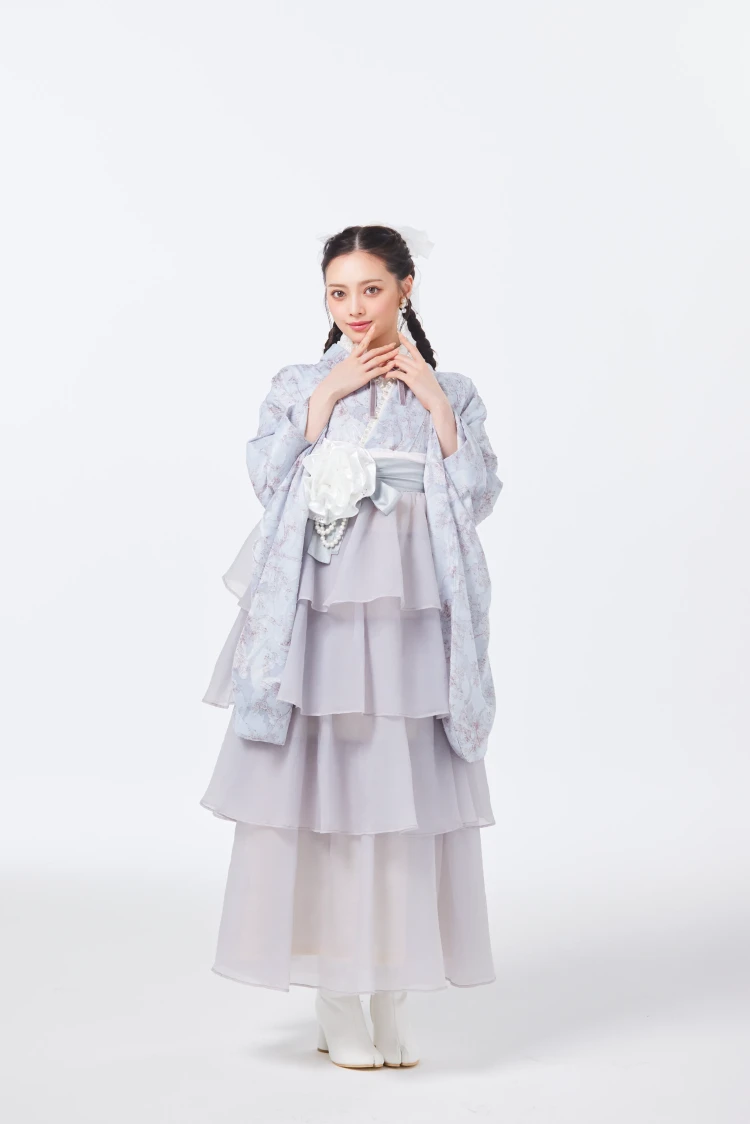 Shihoが着こなすくすみカラーのエレガントなドレス袴