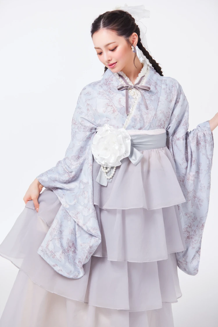 Shihoが着こなすくすみカラーのエレガントなドレス袴
