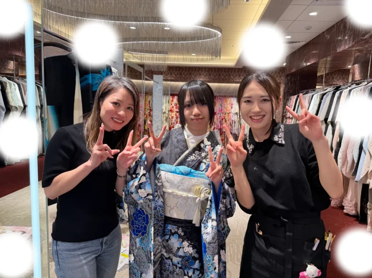 TAKAZEN東京表参道店Flagshipで安カワの青黒のキラキラのお振袖をレンタルでご契約いただいたお客様のご紹介