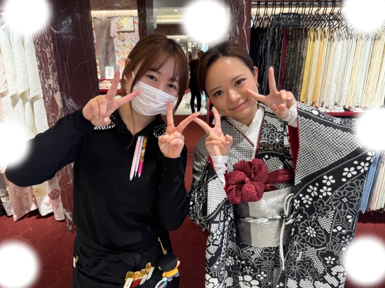 TAKAZEN東京表参道店Flagshipで黒と白色の鹿の子柄の振袖をレンタルでご契約いただいたお客様の紹介