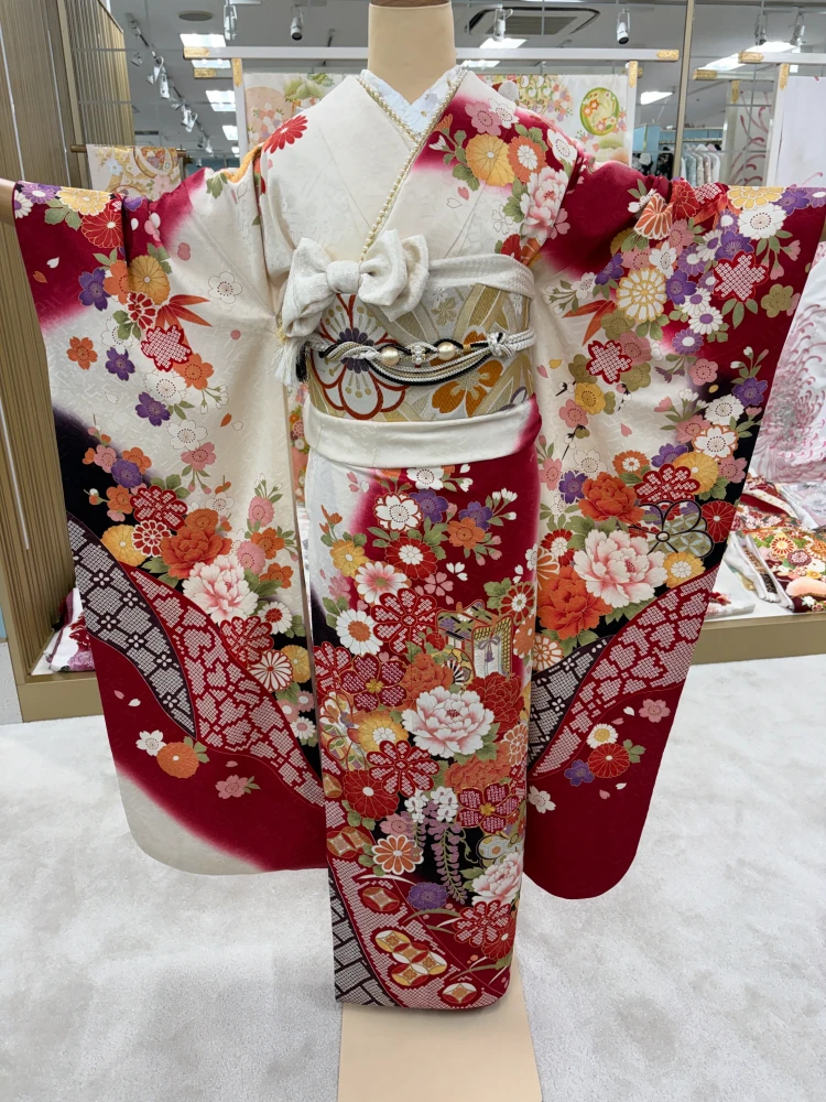 正統派古典の王道赤色で桂由美振袖ブランド着物コレクションを出してる関芳のお振袖のコーデ