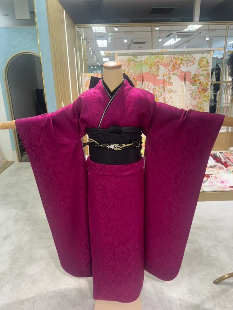 TAKAZENオリジナルのヴィンテージピンク色のお振袖のコーデ