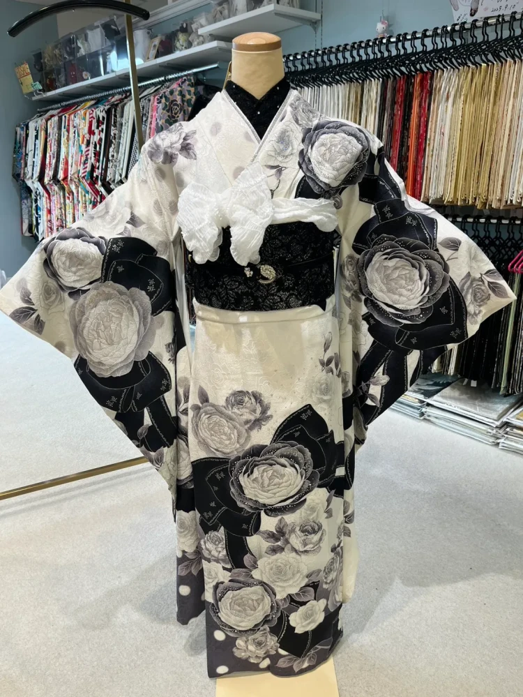 TAKAZEN堺店で展示しているタカゼンオリジナルのヘップバーンシリーズ白黒振袖コーディネート