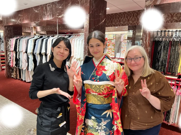 TAKAZEN東京表参道店Flagshipで紺色の古典のお振袖をフォトプランでご契約いただいたお客様の紹介。紺地に赤色と白色のお花のかわいいお振袖。