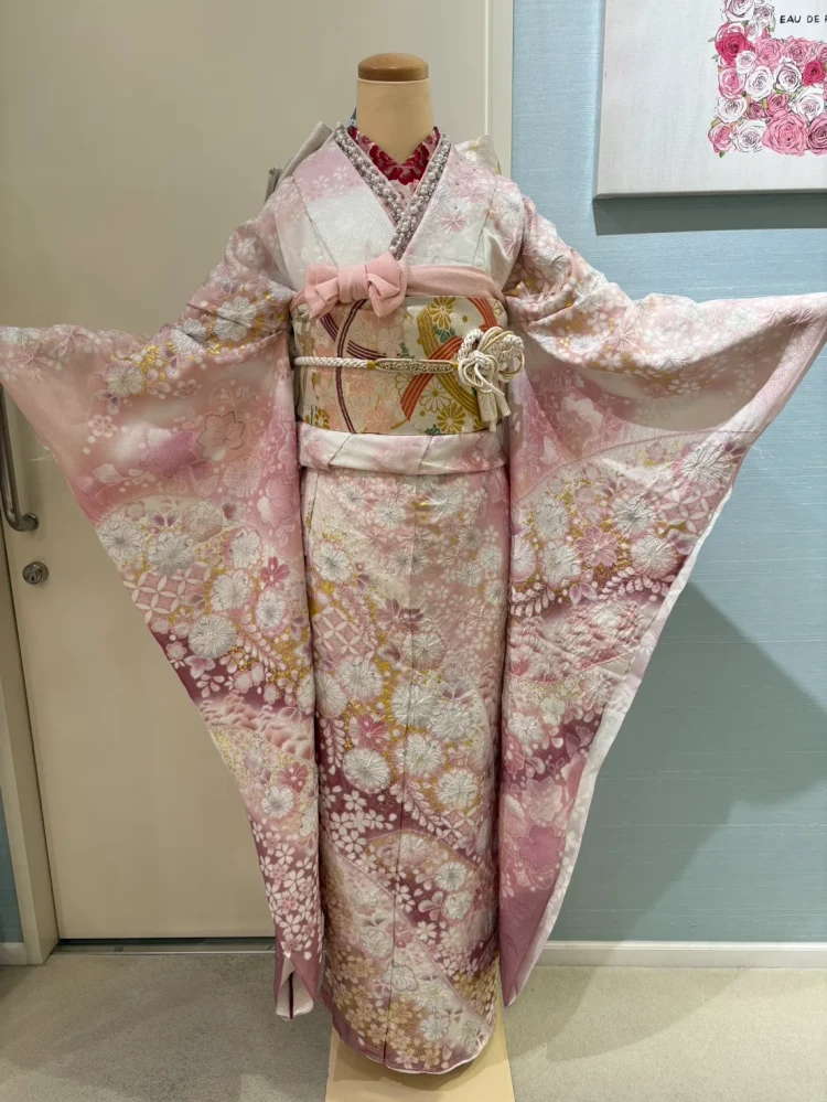 TAKAZEN堺店スタッフちーちゃんおすすめピンクのキラキラプレミアム古典振袖のコーディネート