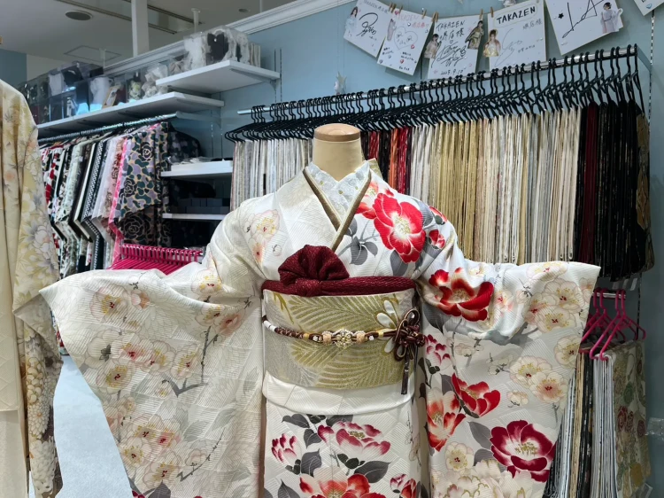 堺店に展示している牡丹柄お振袖