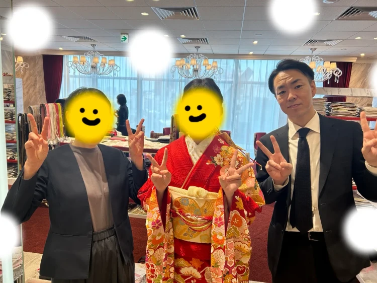 TAKAZEN東京表参道店Flagshipでフォトプランで振袖をご契約いただいたお客様の紹介。赤色のかわいいお振袖