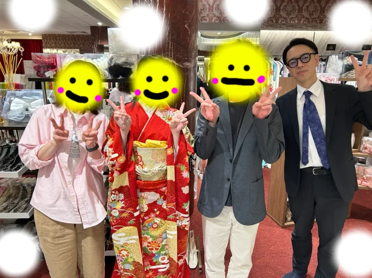 TAKAZEN東京表参道店Flagshipで赤色の古典、毬柄の振袖をレンタルでご契約いただいたお客様の紹介。