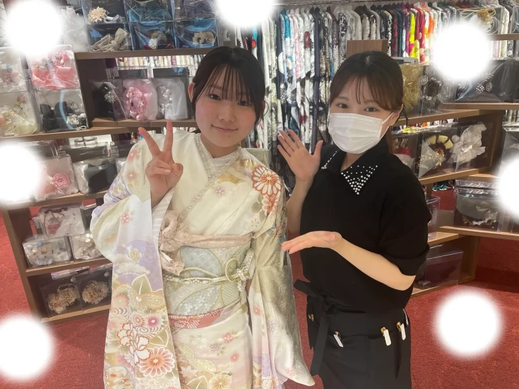TAKAZEN東京表参道店Flagshipで黄色のくすみカラーの振袖をレンタルでご契約いただいたお客様の紹介