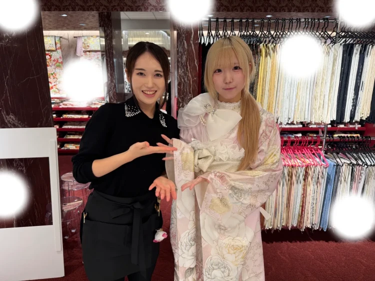 TAKAZEN東京表参道店FlagshipでTAKAZENオリジナルのコスメカラーのピンクの振袖をご試着いただいたお客様のご紹介。