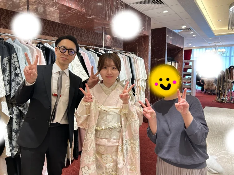 TAKAZEN東京表参道店Flagshipでピンクや白色、くすみカラーの振袖をレンタルでご契約いただいたお客様の紹介。