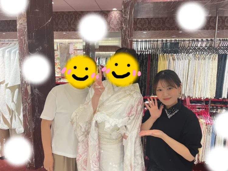 TAKAZEN東京表参道店FlagshipでTAKAZENオリジナル、新作コスメカラーの白色の振袖をご契約いただいたお客様の紹介。