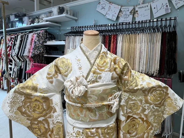 TAKAZEN堺店で展示しているモードのゴールド振袖
