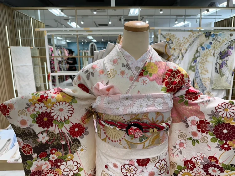 はんなり可愛い白ピンクの振袖～金彩刺繍京友禅～