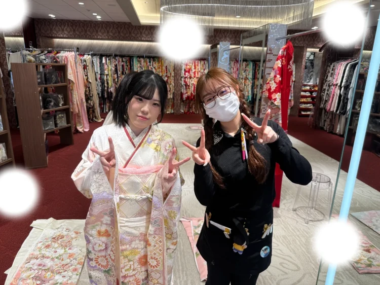 TAKAZEN東京表参道店Flagshipのピンクのくすみカラーの振袖をレンタルでご契約いただいたお客様の紹介。桜色の華やかなお花のかわいいお振袖。