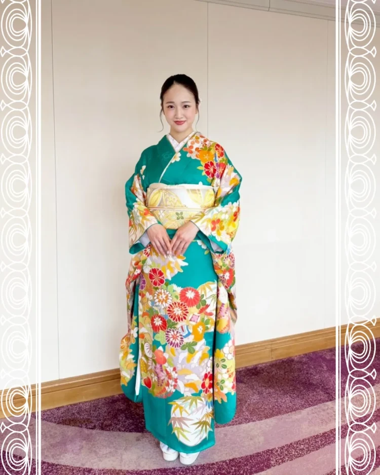 TAKAZEN東京表参道店Flagshipで天翔愛さんにご着用いただいた久保耕の古典柄の緑の振袖のご紹介