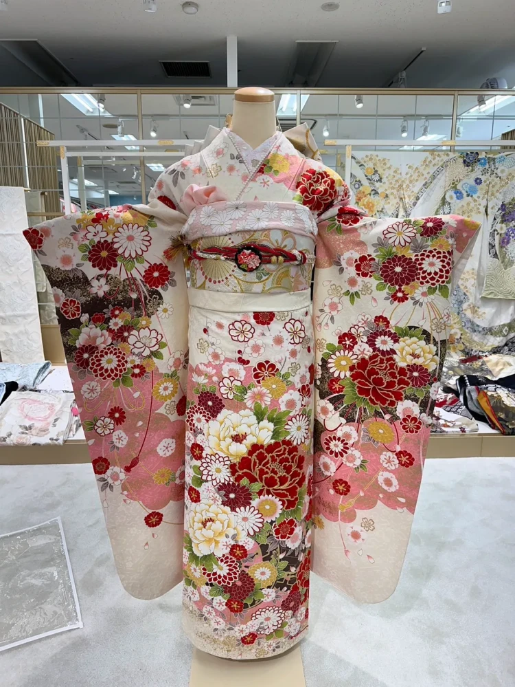 振袖レンタル　はんなり可愛い白ピンクの振袖～金彩刺繍京友禅～