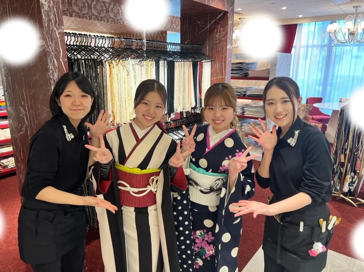 TAKAZEN東京表参道店Flagshipでレトロで紺色の水玉模様のお振袖と白と黒のストライプのお振袖を双子様でレンタルでご契約いただいたお客様の紹介。