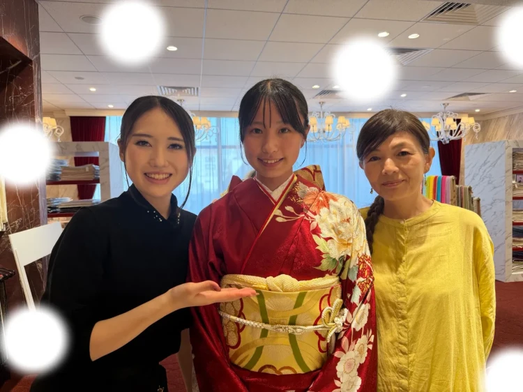 TAKAZEN東京表参道店Flagshipで赤色の古典柄、正統派古典の振袖をご契約いただいたお客様の紹介。