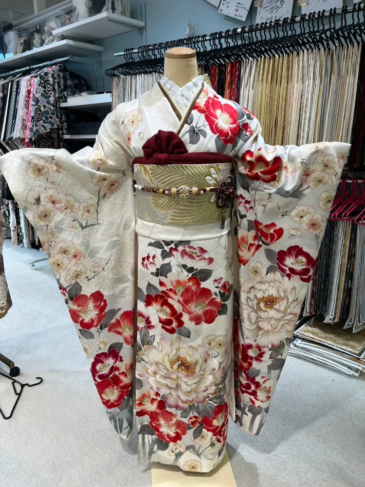 堺店に展示している牡丹柄お振袖