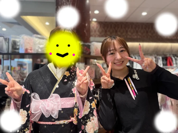 TAKAZEN東京表参道店Flagshipで黒色やピンク色の古典、花柄の振袖をレンタルでご契約いただいたお客様の紹介。