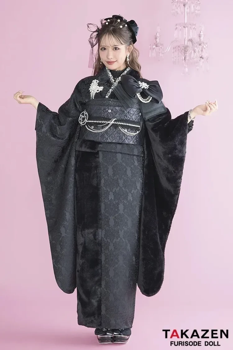袖と襟元がファーになっているヘップバーンシュシュの黒色お振袖