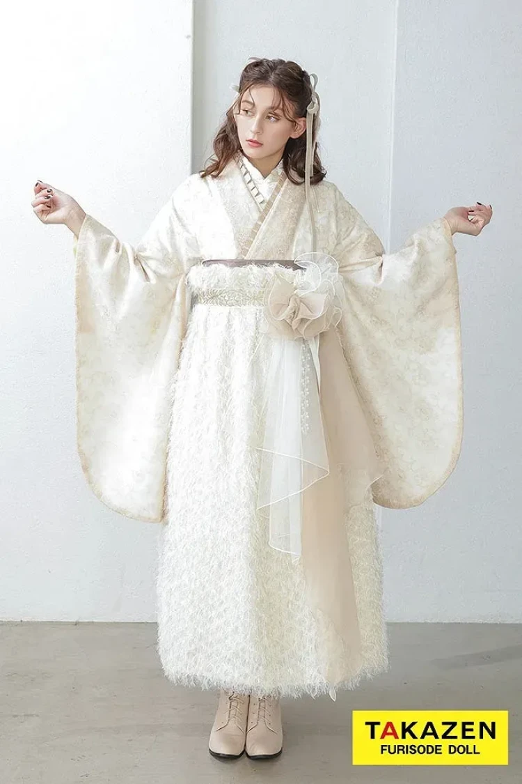 TAKAZEN東京表参道店Flagshipで山野美容専門学校・原宿ベルエポック美容専門学校 東京ビューティーブライダル専門学校 東京ビューティーアート専門学校の方に向けた卒業式袴の紹介。くすみガーリーの白の袴