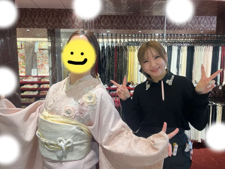 TAKAZEN東京表参道店FlagshipでTAKAZENオリジナルのかわいくてガーリーなピンクのお振袖をご試着したお客様のご紹介。