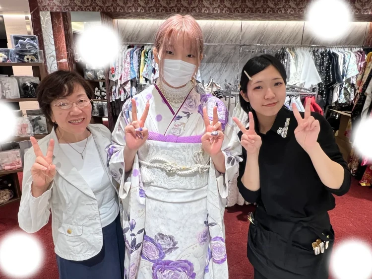 TAKAZEN東京表参道店Flagshipで紫色のコスメカラー、水玉とバラ柄の振袖をご契約いただいたお客様の紹介。