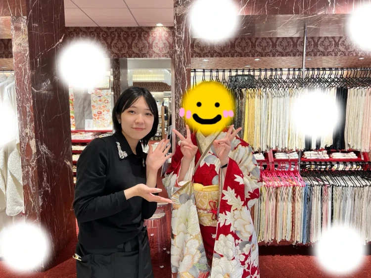 TAKAZEN東京表参道店Flagshipで赤地に白色のお花柄、正統派古典の振袖をレンタルでご契約いただいたお客様の紹介。