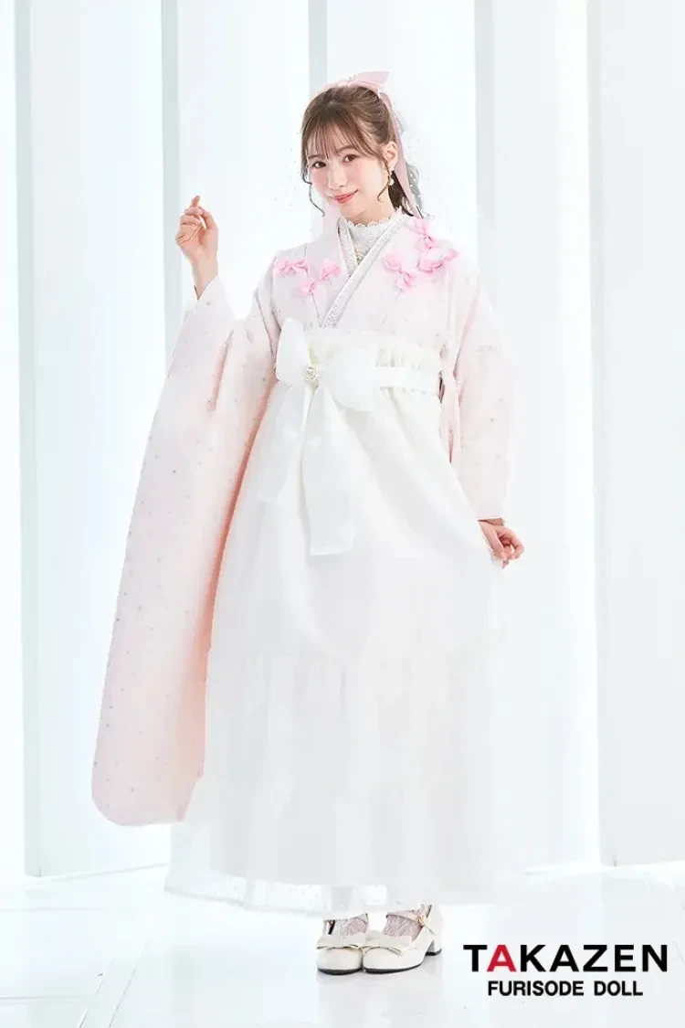 TAKAZEN東京表参道店Flagshipで山野美容専門学校・原宿ベルエポック美容専門学校 東京ビューティーブライダル専門学校 東京ビューティーアート専門学校の方に向けた卒業式袴の紹介。キュートのピンクの袴