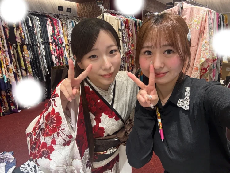 TAKAZEN東京表参道店Flagshipで赤や白のメーカーブランドの振袖をレンタルでご契約いただいたお客様の紹介。大きめの菊柄でかわいいお振袖。