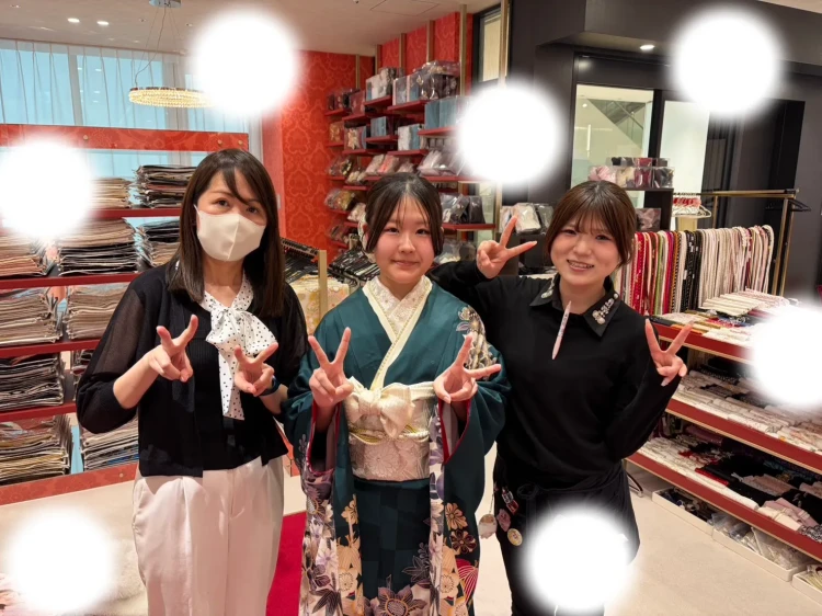緑色の安カワお振袖を選ばれたお嬢様のコーディネート写真