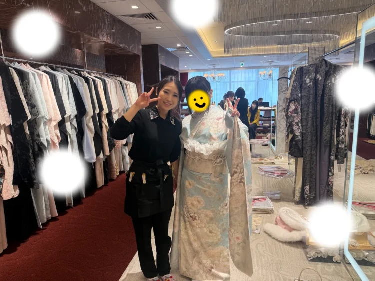 TAKAZEN東京表参道店Flagshipで水色のくすみカラーの振袖をレンタルでご契約いただいたお客様の紹介。淡いお色味の可愛い振袖。