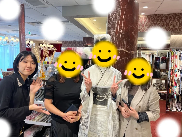 TAKAZEN東京表参道店Flagshipで白地に銀色や薄水色の古典柄、お花柄の振袖をご購入でご契約いただいたお客様の紹介。